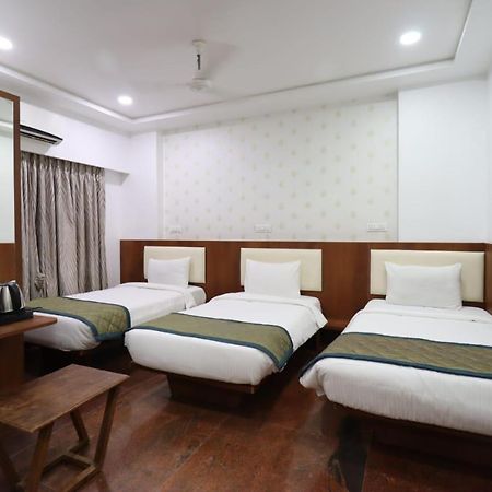 Hotel Center Point Solapur Esterno foto