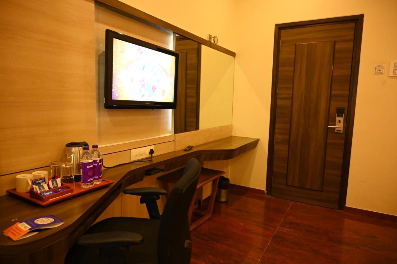 Hotel Center Point Solapur Esterno foto