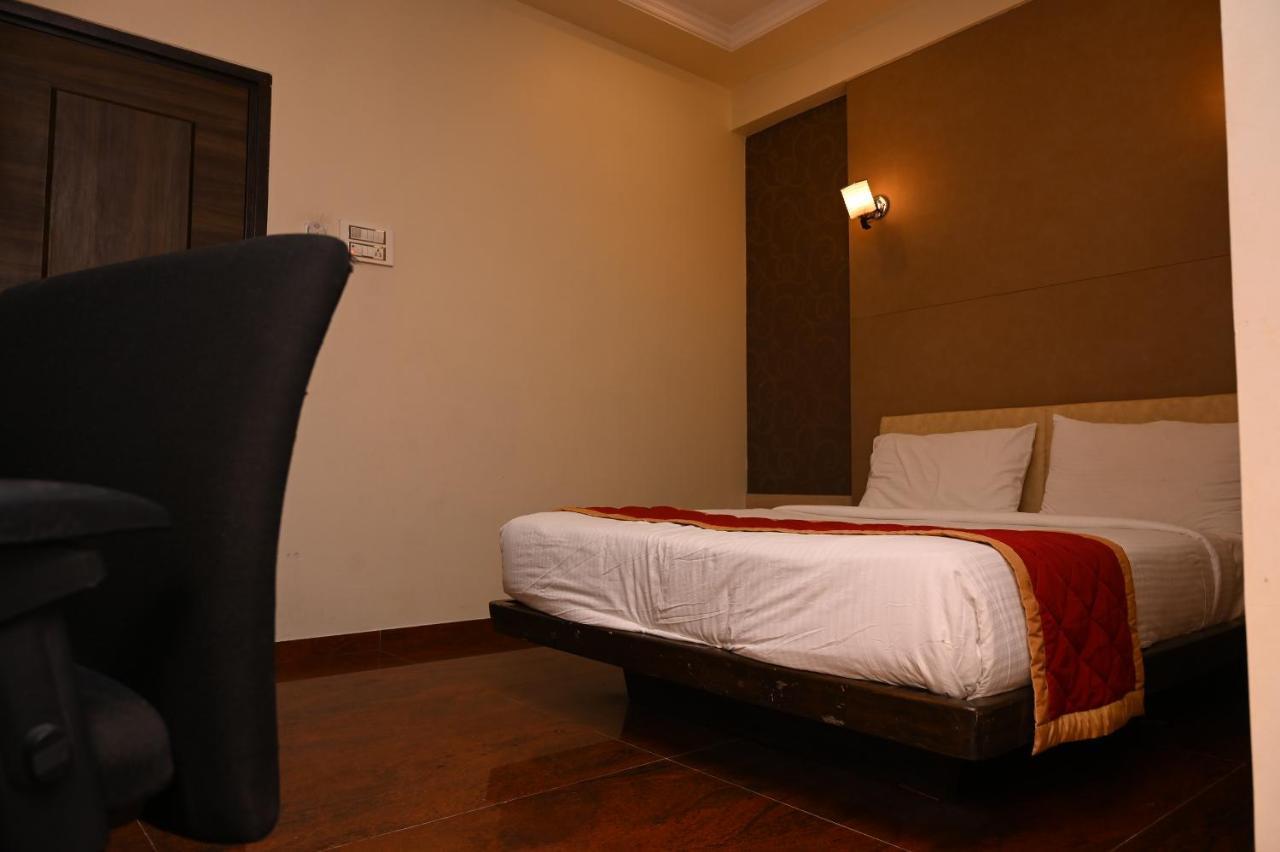 Hotel Center Point Solapur Esterno foto