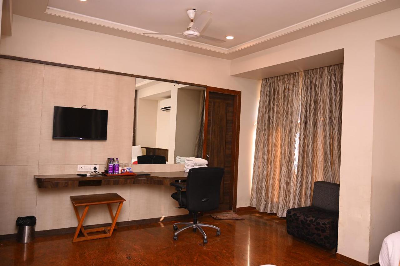 Hotel Center Point Solapur Esterno foto